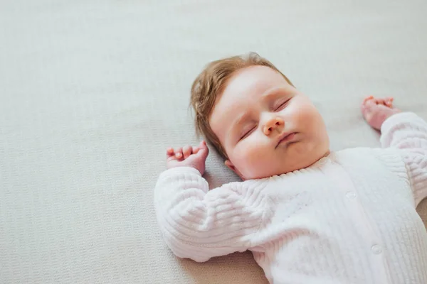 Bambino Neonato Che Dorme Lenzuola Bianche — Foto Stock