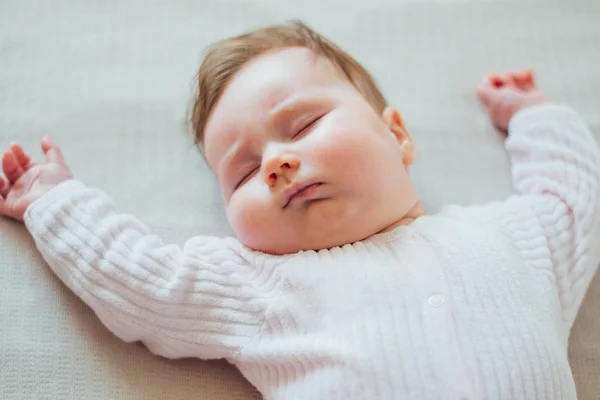 Bebê Infantil Dormindo Lençóis Brancos — Fotografia de Stock