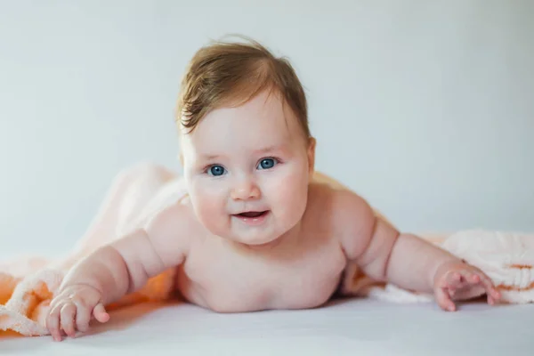 Roztomilé Dítě Pokryté Osuškami Ležícími Břiše — Stock fotografie