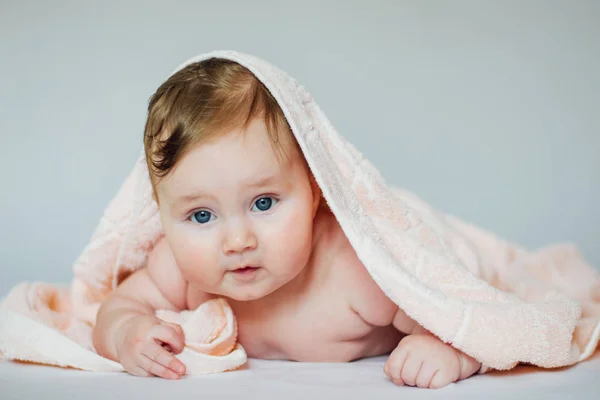 Carino Bambino Coperto Con Asciugamano Sdraiato Sulla Pancia — Foto Stock