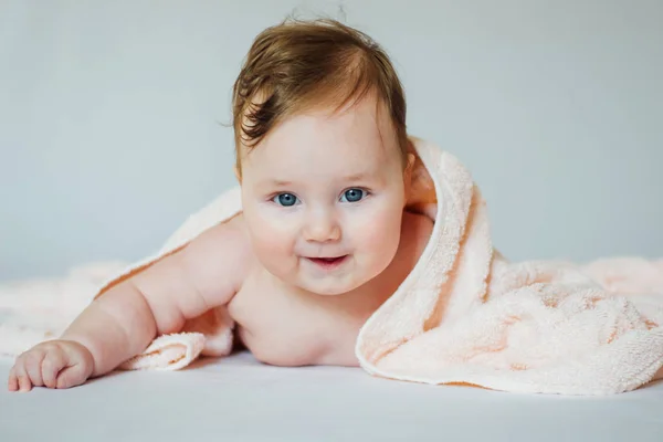 Niedliche Baby Mit Einem Badetuch Auf Dem Bauch Liegend Bedeckt — Stockfoto