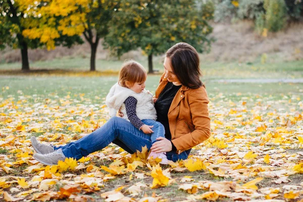 Lycklig Mor Med Sitt Barn Naturen Hösten — Stockfoto