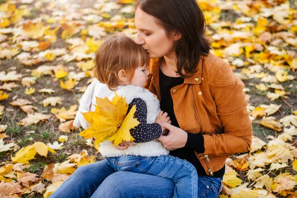 Mutter Küsst Ihr Kind Auf Die Stirn Zur Herbstzeit Freien — Stockfoto