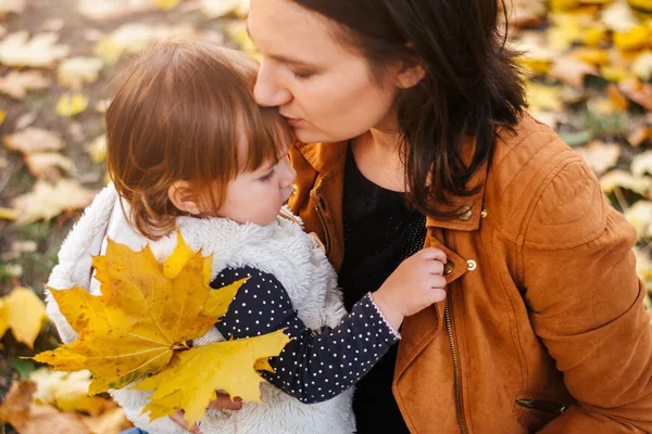 Mama Îşi Sărută Copilul Frunte Aer Liber Timpul Toamnei — Fotografie, imagine de stoc