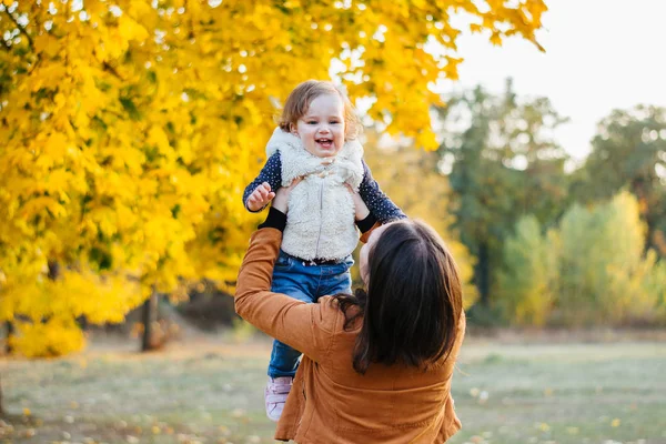 Junge Mutter Mit Ihrer Kleinen Tochter Herbstpark — Stockfoto