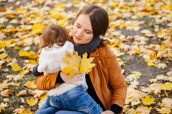 Szczęśliwa Mama Obejmując Swoją Córkę Świeżym Powietrzu Czasie Jesieni — Zdjęcie stockowe