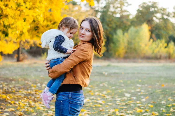 Vacker Ung Mor Som Håller Sin Dotter Parken Föräldraskap — Stockfoto