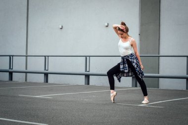 Güzel bir dansçı kız. Şehir manzarası. Çağdaş dans kavramı.