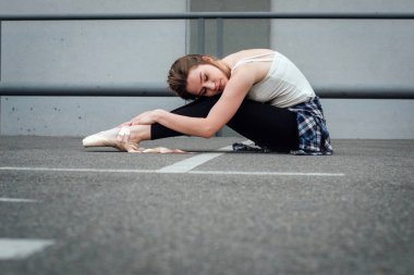 Sivri uçlu ayakkabıları olan güzel bir kız. Şehir manzarası. Modern dans konsepti. Boşluğu kopyala. 