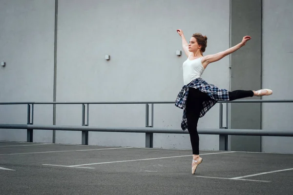 Hermosa Bailarina Practicando Paisaje Urbano Concepto Danza Contemporánea —  Fotos de Stock