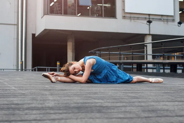 Hermosa Bailarina Contemporánea Realizando Split Paisaje Urbano —  Fotos de Stock