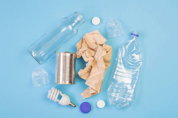 Diferentes Tipos Basura Sobre Fondo Azul Clasificación Residuos Reciclado Ecología — Foto de Stock