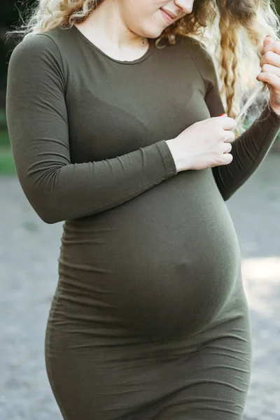 Parkta Dışarıda Duran Hamile Bir Genç Kadın Karnını Yaklaştır Dikey — Stok fotoğraf