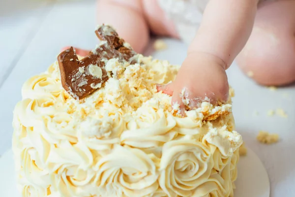 Curieux Bebe Fille Piquer Doigt Dans Son Premier Gateau D Anniversaire Manger Studio Stock Photo Curieux Bebe Fille Piquer Doigt Dans Son Premier Gateau D Anniversaire Manger Studio Stock Photo