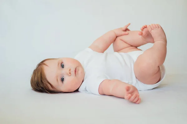 Petit Bebe Couche Sur Le Dos Portant Des Vetements Blancs Sur Fond Blanc Sain Peu Stock Photo Petit Bebe Couche Sur Le Dos Portant Des Vetements Blancs Sur Fond Blanc Sain Peu Stock Photo