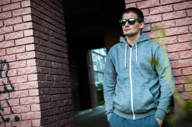 Stree gözlüklerle genç bir adam portresi