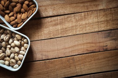 Badem badem ve fıstık fındık üzerinde beyaz daire yalan