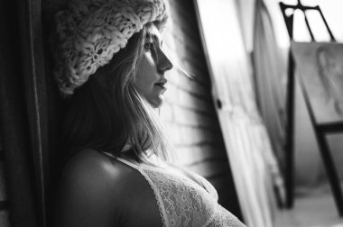 Beyaz şapkalı kız gözlerini aşağı çekti