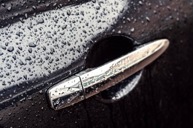 Rai sonra su damlaları arabaya