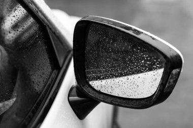 Rai sonra su damlaları arabaya