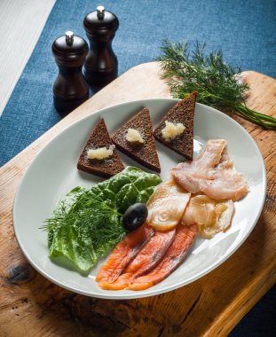 Bir büyük beyaz plat tepside balık