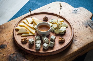 Ahşap domuz üzerinde hizmet veren peynir