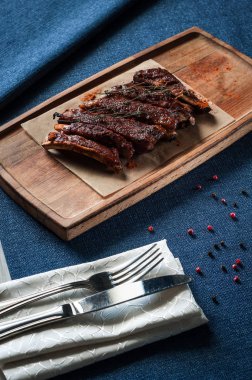 Domuz kaburga Restoran ahşap bir gemide görev yaptı