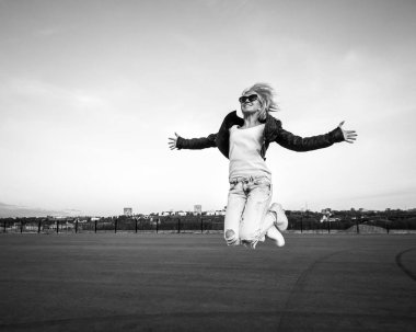 Poz ve smilin gözlük ile güzel kız