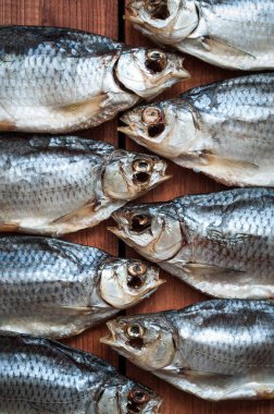 Kurutulmuş balık, ahşap Komiteler arka plan üzerinde