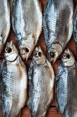 Kurutulmuş balık, ahşap Komiteler arka plan üzerinde