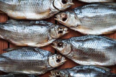 Kurutulmuş balık, ahşap Komiteler arka plan üzerinde