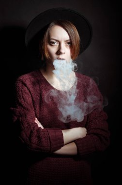 Sigara dumanı içinde genç bir kızın portresi