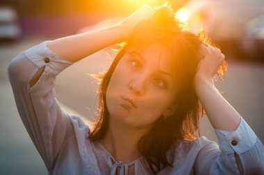 Esmer kıza yaz mavi gökyüzü arka plan. Bokeh arka plan, fotoğraf.