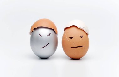 Boyalı yumurta beyaz masaya yalan