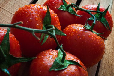 Taze domates dokulu bir ahşap tahta üzerinde yalan