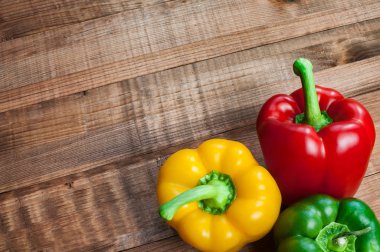 ahşap bir masa fotoğrafçının ellerde