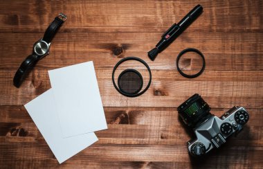 ahşap bir masa fotoğrafçının ellerde