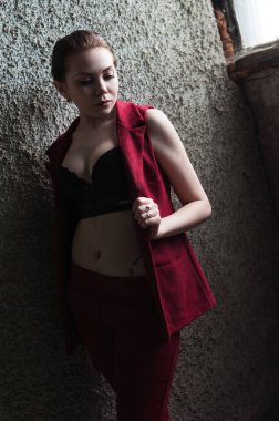 Poz ve smilin gözlük ile güzel kız