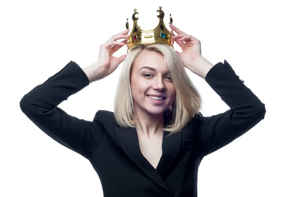 Blondes Mädchen Mit Krone Auf Dem Kopf Auf Weißem Hintergrund — Stockfoto