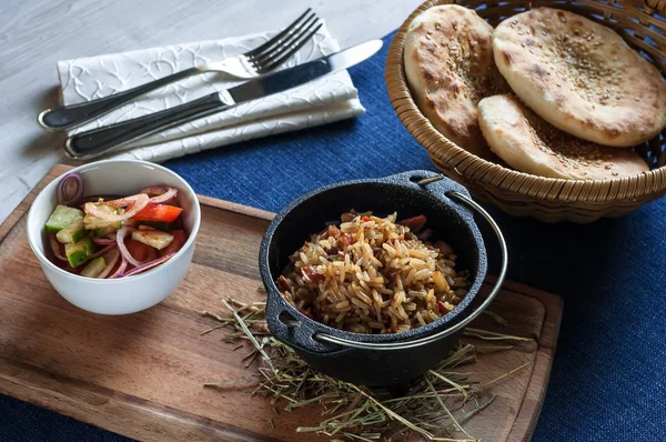 Arroz Oriental Uma Panela Com Legumes Frescos Ervas — Fotografia de Stock