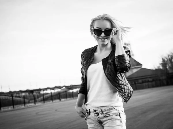 Hermosa Chica Con Gafas Posando Sonriendo —  Fotos de Stock