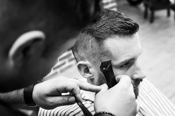 Master Hairdresser Cuts Man Salo — Stock Photo, Image