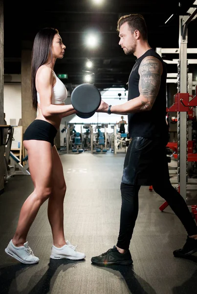 Hermosa Mujer Morena Atlética Fuerte Sexy Dedicada Gimnasio Simuladores —  Fotos de Stock