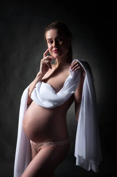 Μια Έγκυος Κοπέλα Ένα Πανί Και Μια Μεγάλη Κοιλιά — Φωτογραφία Αρχείου