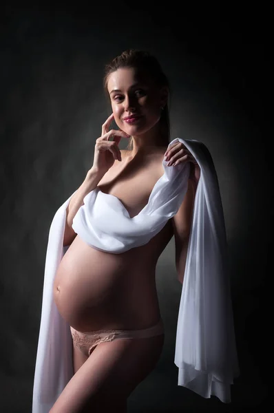 Gravid Tjej Med Trasa Och Stor Mage — Stockfoto