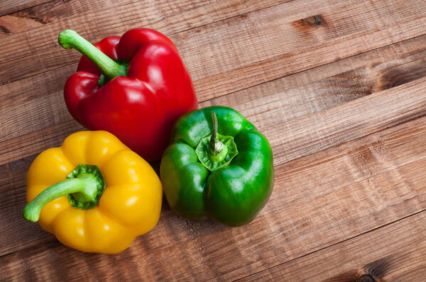 руки фотографа на деревянном столе
