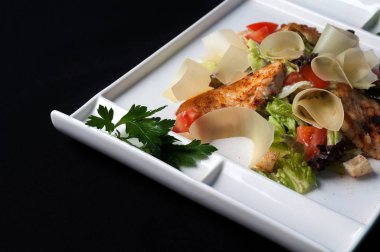 Sebze ve garnitür ile domuz eti biftek