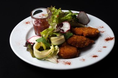 Sebze ve garnitür ile domuz eti biftek