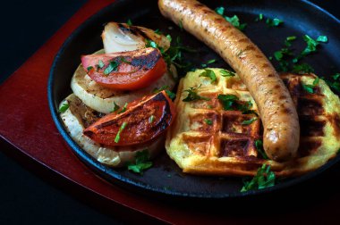 sulu sosis ızgara sebze ile güzel bir Pan