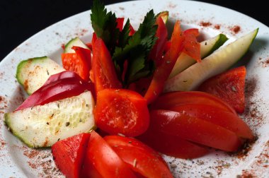 Sebze ve garnitür ile domuz eti biftek